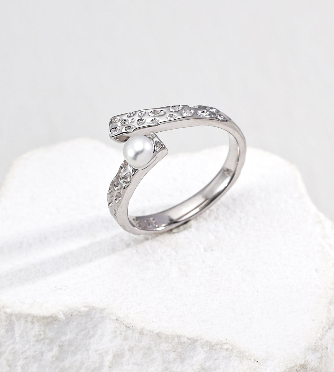 Gentlewaveco Hammered Textured Adjustable Natural Pearl Ring